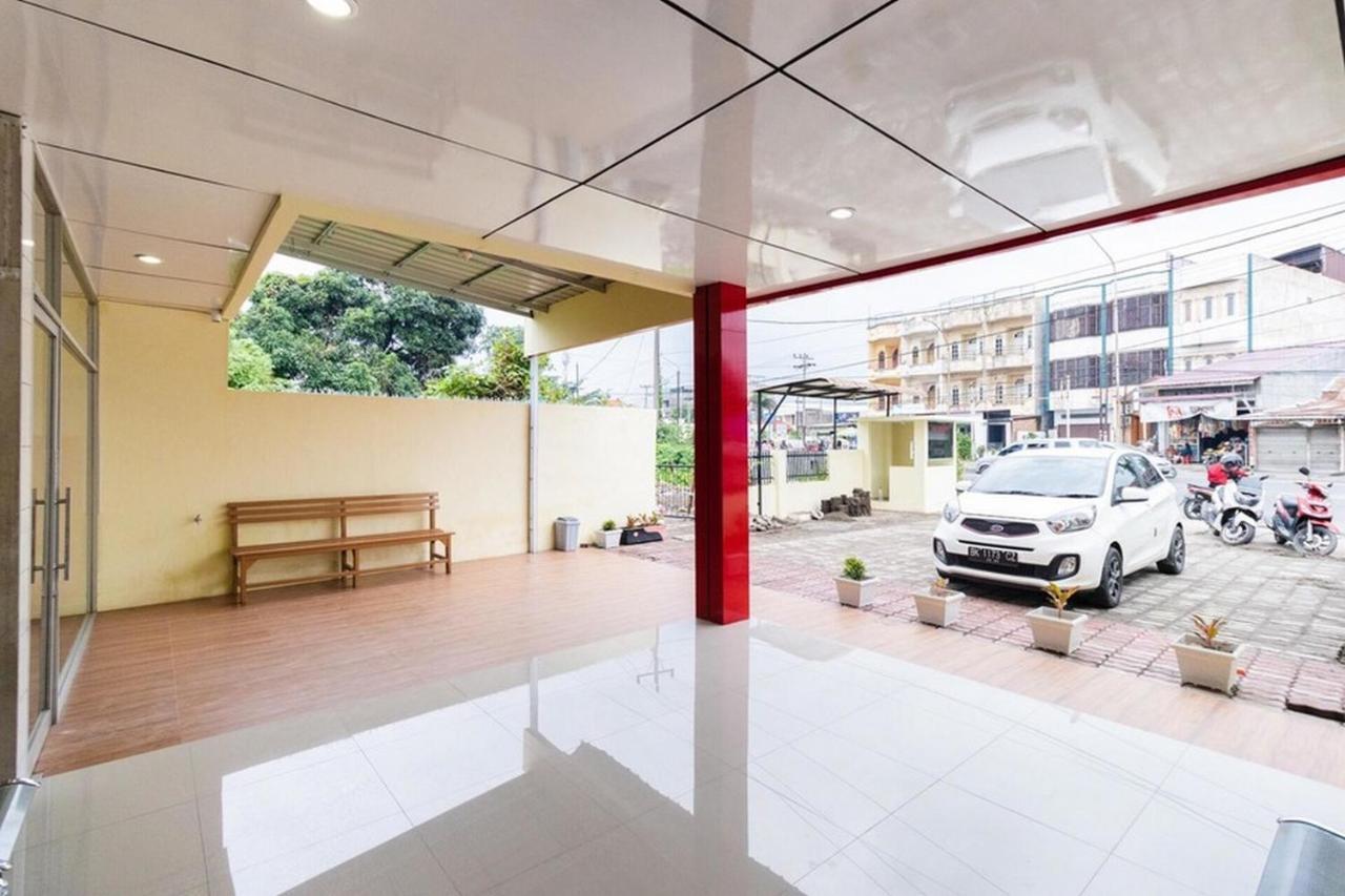 Reddoorz Plus @ Jalan Gatot Subroto Medan Sunggal Exterior photo